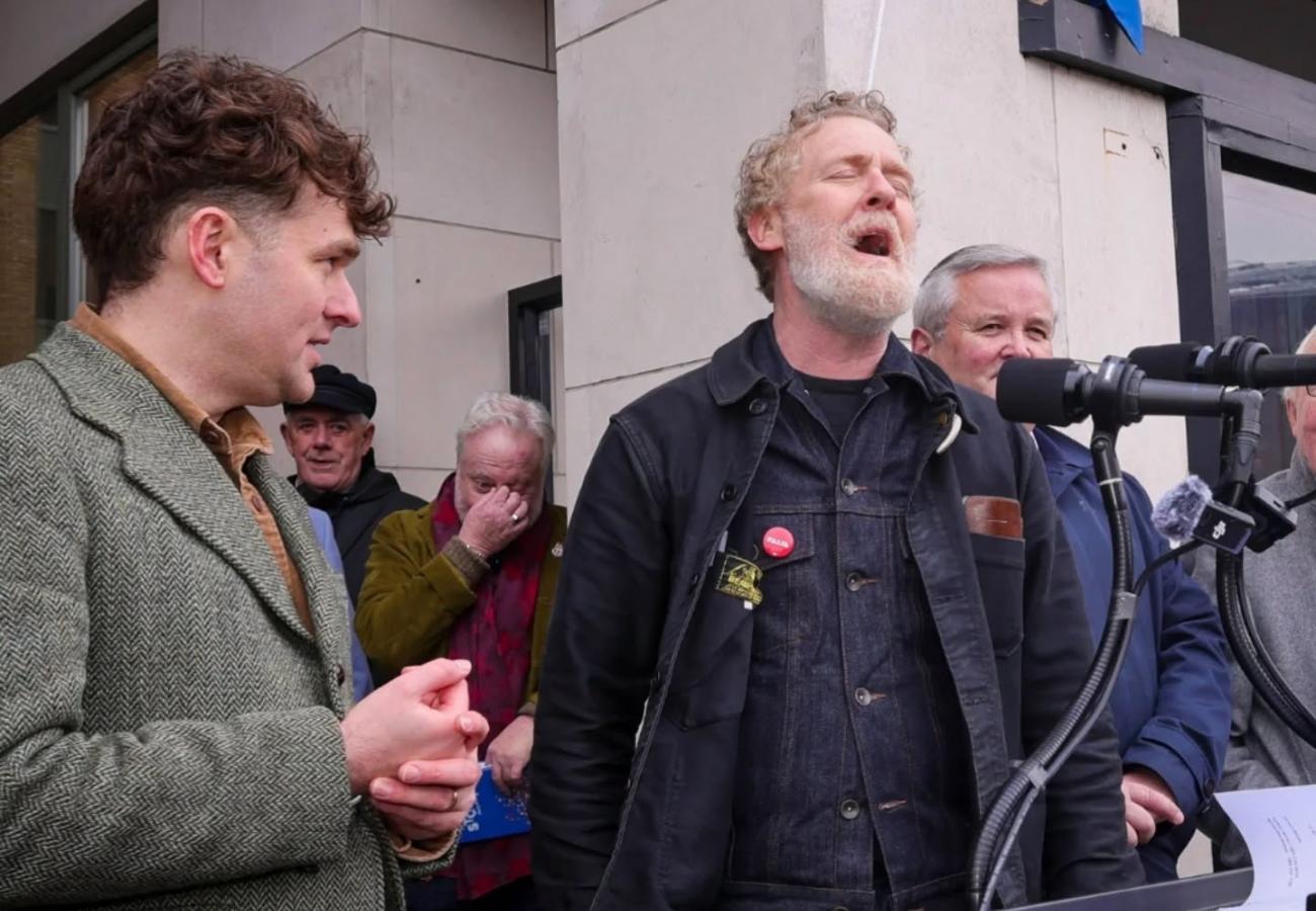 Glen Hansard sings "The Auld Triangle"